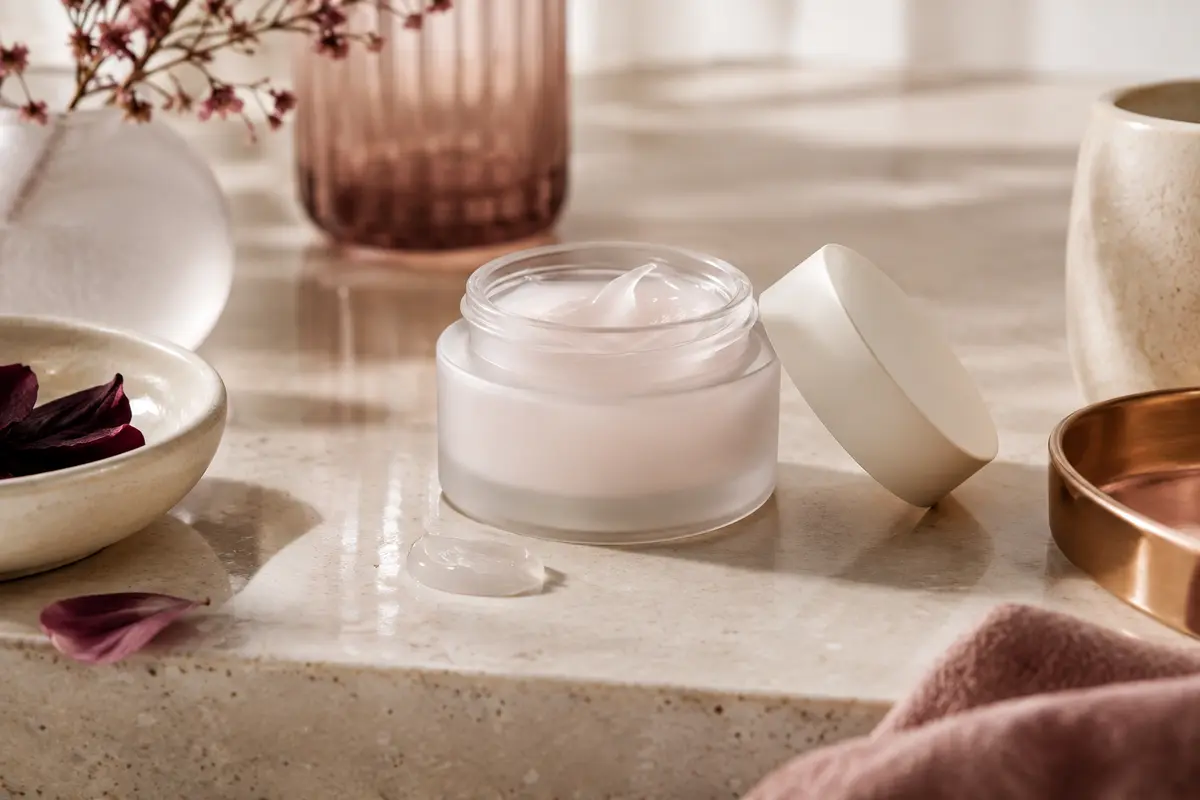 Soin gel-crème Clinique présenté sur une pierre claire, avec sa texture légère visible dans une composition épurée.