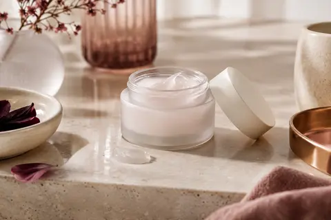 Soin gel-crème Clinique présenté sur une pierre claire, avec sa texture légère visible dans une composition épurée.