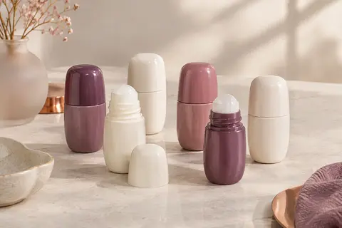 Lot de six déodorants bille en flacons de 50 ml disposés sur une surface de pierre claire