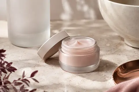 Soin visage Hydra Energetic en gel-crème posé sur une pierre claire près d’une céramique ivoire