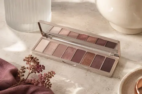 Palette compacte ouverte de huit fards nude aux finis mats, irisés, satinés et métalliques